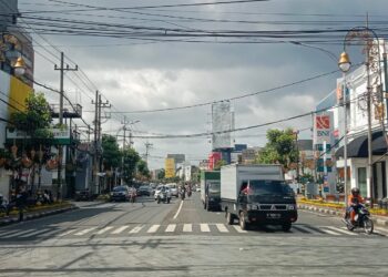 Arus lalu lintas di Simpang 4 Rajabali, Jalan Jenderal Basuki Rachmat, Kota Malang.