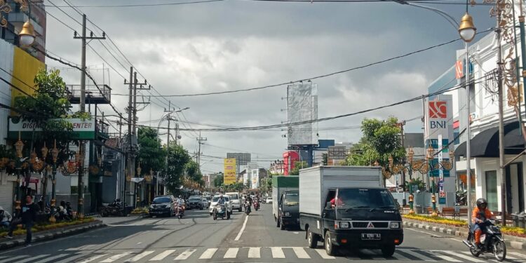 Arus lalu lintas di Simpang 4 Rajabali, Jalan Jenderal Basuki Rachmat, Kota Malang.