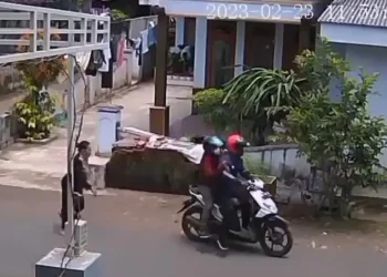 Korban mengejar kedua pelaku yang kabur.