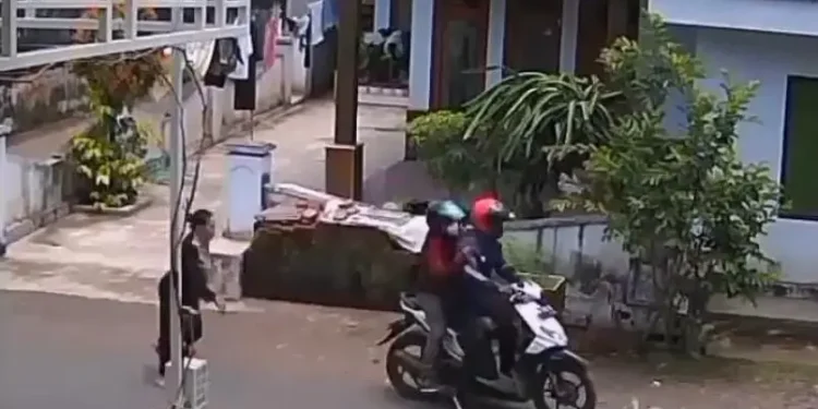 Korban mengejar kedua pelaku yang kabur.