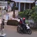 Korban mengejar kedua pelaku yang kabur.