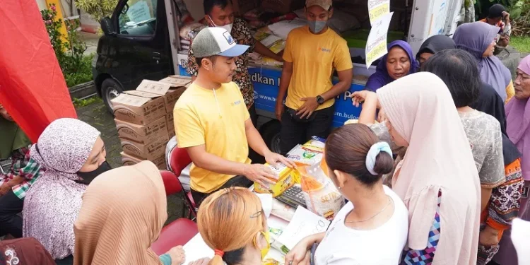 Suasana Pasar Murah di Desa Punten, Kecamatan Bumiaji, Kota Batu tampak dipadati warga, Kamis (2/2/2023). Pasar murah ini diharap dapat mengendalikan inflasi akibat lonjakan harga bahan pangan yang terjadi.