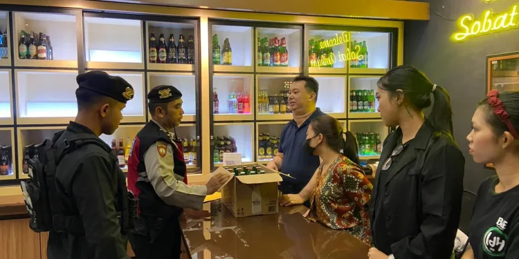 Petugas menindak penjualan minol di kawasan Kayutangan Heritage.