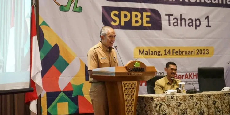 Kiri : Sekda Kota Malang Erik Setyo Santoso bersama Kadiskominfo Kota Malang Nur Widianto.