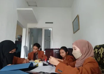 Aktivitas Mahasiswa FH Unikama saat PKL di kantor notaris.