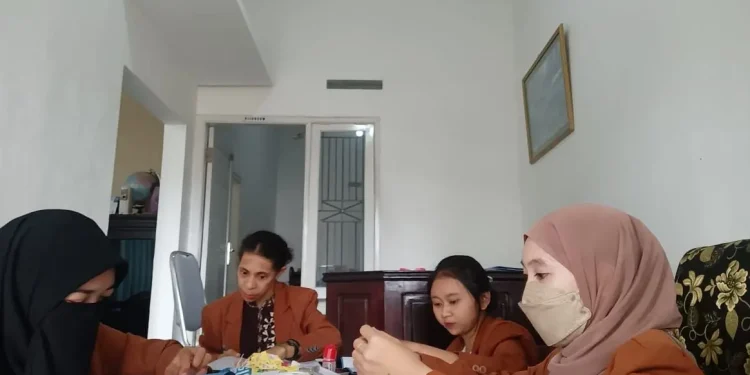 Aktivitas Mahasiswa FH Unikama saat PKL di kantor notaris.