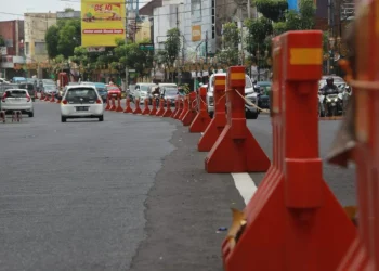 Water Barrier atau pembatas jalur yang terpasang di Jalan Jenderal Basuki Rachmat, Kota Malang.