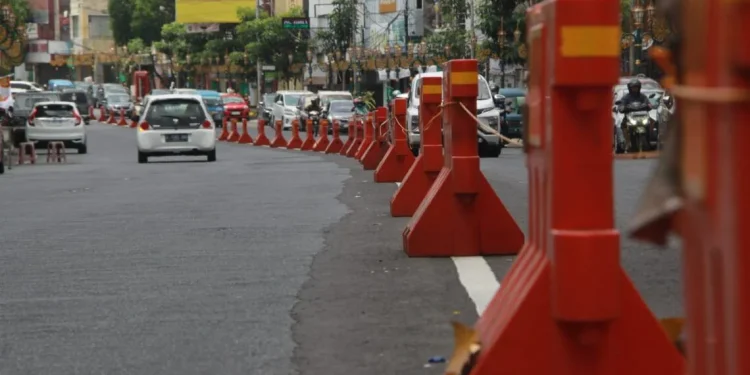 Water Barrier atau pembatas jalur yang terpasang di Jalan Jenderal Basuki Rachmat, Kota Malang.