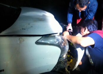 Proses evakuasi mobil yang tertimpa pohon di kawasan Payung 3, Kelurahan Songgokerto, Kota Batu pada Minggu (26/2/2023) malam. Beruntung, 3 penumpang di dalamnya selamat.