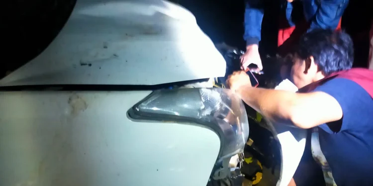 Proses evakuasi mobil yang tertimpa pohon di kawasan Payung 3, Kelurahan Songgokerto, Kota Batu pada Minggu (26/2/2023) malam. Beruntung, 3 penumpang di dalamnya selamat.