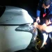 Proses evakuasi mobil yang tertimpa pohon di kawasan Payung 3, Kelurahan Songgokerto, Kota Batu pada Minggu (26/2/2023) malam. Beruntung, 3 penumpang di dalamnya selamat.