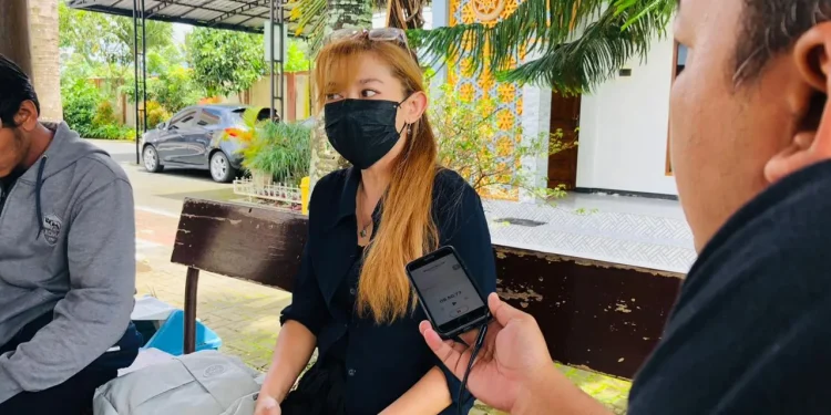 Dian Patria, perempuan yang terjerat UU ITE setelah menagih utang melalui Facebook.