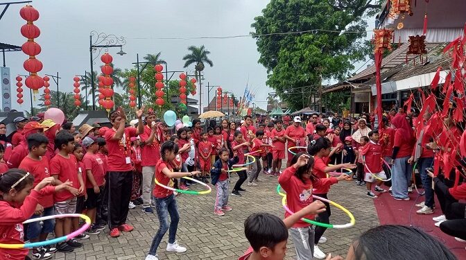 Anak-anak antusias mengikuti lomba hula hoop berhadiah ang pao