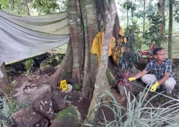 Petugas Satreskrim Polres Batu melakukan olah TKP di lokasi Arca Batara Wisnu yang hilang dicuri di Candi Genter di Desa Tulungrejo, Kecamatan Ngantang, Kabupaten Malang pada Selasa (21/2/2023).