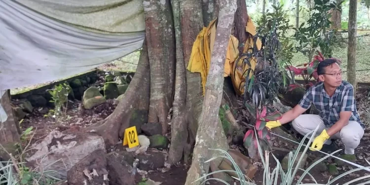 Petugas Satreskrim Polres Batu melakukan olah TKP di lokasi Arca Batara Wisnu yang hilang dicuri di Candi Genter di Desa Tulungrejo, Kecamatan Ngantang, Kabupaten Malang pada Selasa (21/2/2023).
