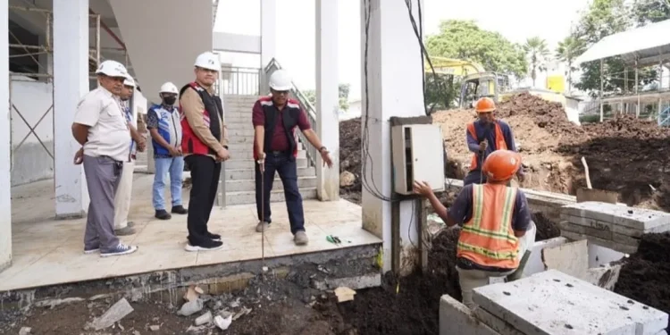 Pj Wali Kota Batu, Aries Agung Paewai, saat berkunjung ke Pasar Induk Among Tani, Senin (23/1/2023). Saat ini, progresnya masih di angka 85 persen. Sisa waktu sesuai target tersisa 4 bulan atau 122 hari.