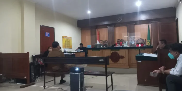 Plt Kadiapora Kabupaten Malang, Nurcahyo (baju coklat) menghadiri sidang kasus pembongkaran pagar Stadion Kanjuruhan.