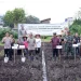 Gerakan menanam cabai oleh Pj Wali Kota Batu, Aries Agung Paewai, bersama jajaran Forkopimda Kota Batu untuk mengendalikan inflasi, Kamis (9/2/2023).