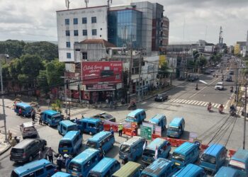 Kepadatan arus lalu lintas saat sopir angkot melakukan aksi di kawasan Kayutangan Heritage, Jalan Jenderal Basuki Rachmat, Kota Malang.
