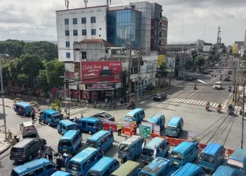 Kepadatan arus lalu lintas saat sopir angkot melakukan aksi di kawasan Kayutangan Heritage, Jalan Jenderal Basuki Rachmat, Kota Malang.