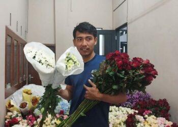 Salah satu produsen bunga mawar di Desa Gunungsari Kota Batu. Namun, penjualan mawar potongnya di momen valentine tahun ini merosot.