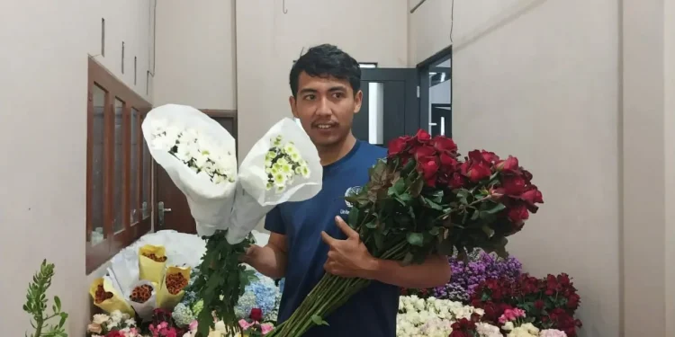 Salah satu produsen bunga mawar di Desa Gunungsari Kota Batu. Namun, penjualan mawar potongnya di momen valentine tahun ini merosot.