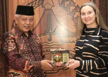 Bupati Malang, Sanusi (kiri) bersama Deputy Vice President Global Business Development King's College London, Helen Bailey (kanan).