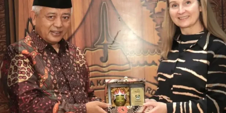 Bupati Malang, Sanusi (kiri) bersama Deputy Vice President Global Business Development King's College London, Helen Bailey (kanan).