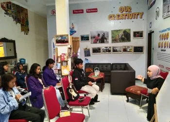 Dwi Lindawati saat memaparkan materi cara menulis features.