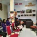 Dwi Lindawati saat memaparkan materi cara menulis features.