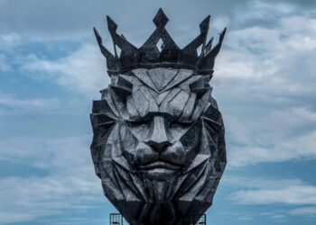Patung kepala Singa Tegar yang terletak di halaman Stadion Kanjuruhan, Malang.
