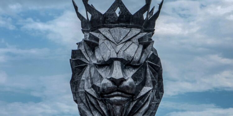 Patung kepala Singa Tegar yang terletak di halaman Stadion Kanjuruhan, Malang.