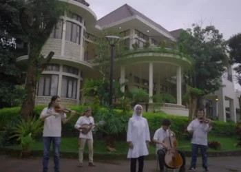 Penampilan Cak Gik Arbanat dan difabel Syahputri Mainonara saat menyanyikan lagu berjudul "Pilihan Tuhan".