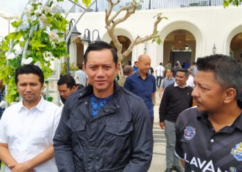Ketua Umum Partai Demokrat, Agus Harimurti Yudhoyono, bersama Wagub Jatim, Emil Dardak, saat menjaring aspirasi dari para tokoh pemuda di Kota Batu, Jawa Timur, Rabu (8/2/2023).