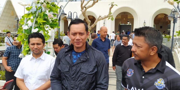 Ketua Umum Partai Demokrat, Agus Harimurti Yudhoyono, bersama Wagub Jatim, Emil Dardak, saat menjaring aspirasi dari para tokoh pemuda di Kota Batu, Jawa Timur, Rabu (8/2/2023).