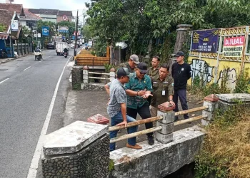 Kepala Dinas PUPR Kota Batu, Alfi Nurhidayat, bersama Pj Wali Kota Batu saat meninjau ruas Jalan Bromo - Semeru (Brosem) yang direncanakan akan dilebarkan karena menjadi satu titik langganan macet.