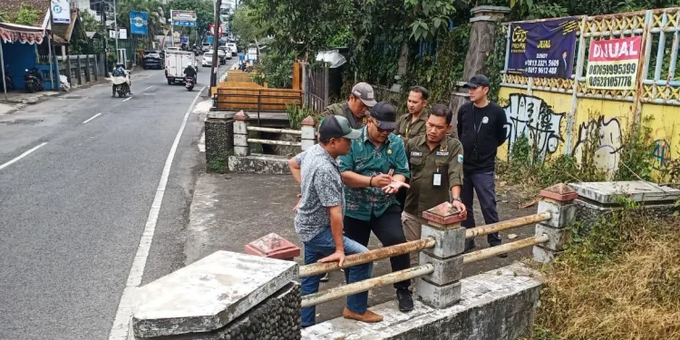 Kepala Dinas PUPR Kota Batu, Alfi Nurhidayat, bersama Pj Wali Kota Batu saat meninjau ruas Jalan Bromo - Semeru (Brosem) yang direncanakan akan dilebarkan karena menjadi satu titik langganan macet.