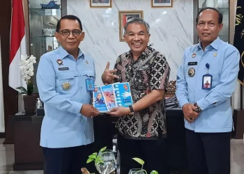 Dr Aqua Dwipayana (tengah) menyerahkan buku super best seller Trilogi The Power of Silaturahim karyanya kepada Kepala Kanwil Kemenkumham Jawa Tengah Dr A Yuspahruddin (kiri) yang disaksikan Kepala Divisi Pemasyarakatan Supriyanto (kanan).