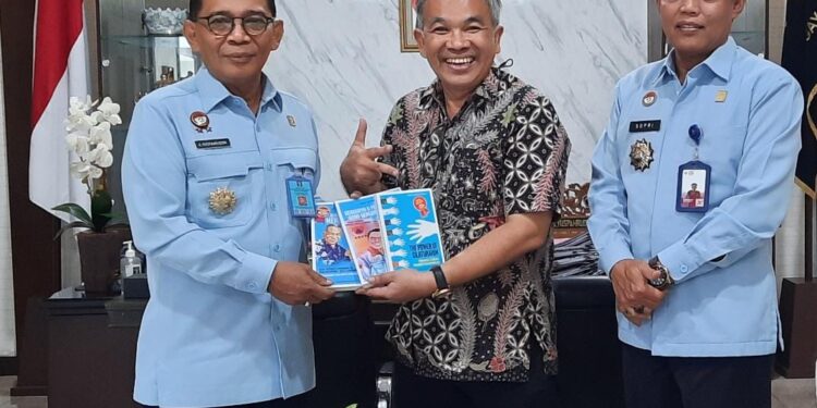 Dr Aqua Dwipayana (tengah) menyerahkan buku super best seller Trilogi The Power of Silaturahim karyanya kepada Kepala Kanwil Kemenkumham Jawa Tengah Dr A Yuspahruddin (kiri) yang disaksikan Kepala Divisi Pemasyarakatan Supriyanto (kanan).