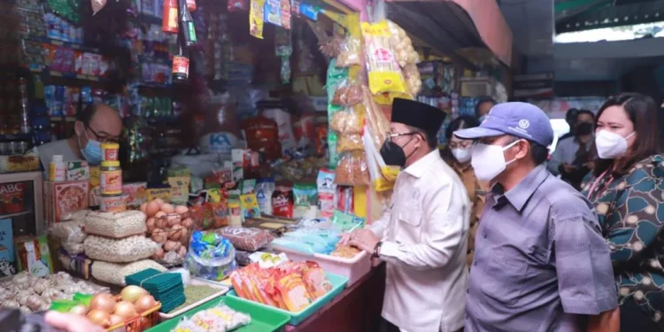 Wali Kota Malang Sutiaji saat meninjau harga kebutuhan pokok di salah satu pasar Kota Malang.