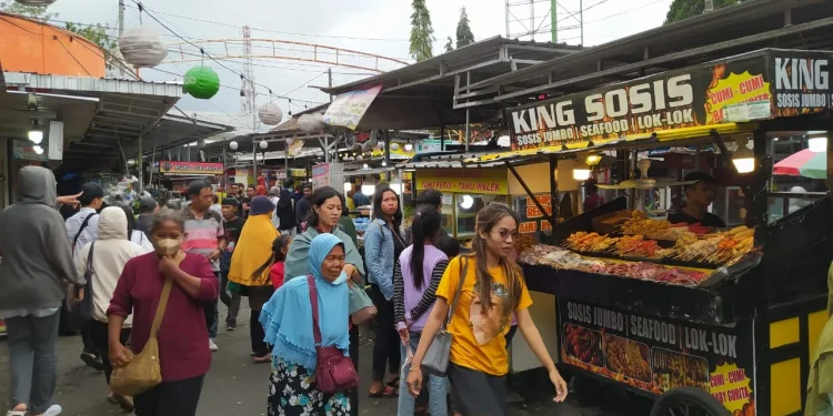 Keramaian pengunjung di sentra pedagang kaki lima Alun-alun Kota Batu.
