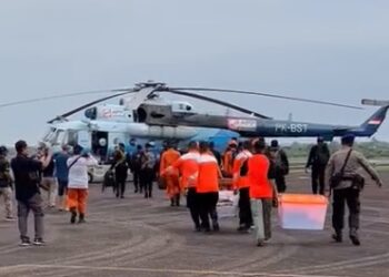 Tim evakuasi pendaratan darurat helikopter yang ditumpangi rombongan Kapolda Jambi.