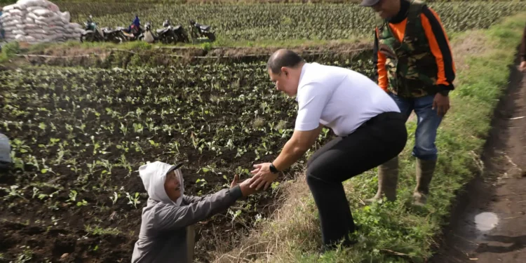 PJ Wali Kota Batu bersama petani