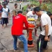 warga gotong royong tutup jalan berlubang di Perumahan Buring Raya.
