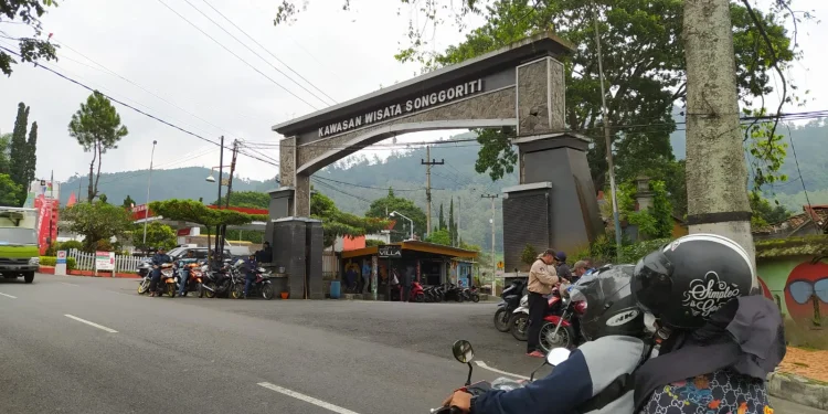 KAWASAN wisata Songgoriti