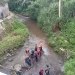 Tim relawan melakukan pencarian balita.