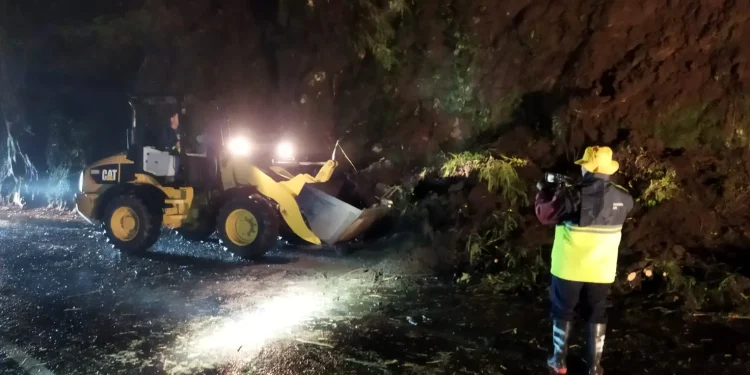 curah hujan tinggi, akibat tanah longsor