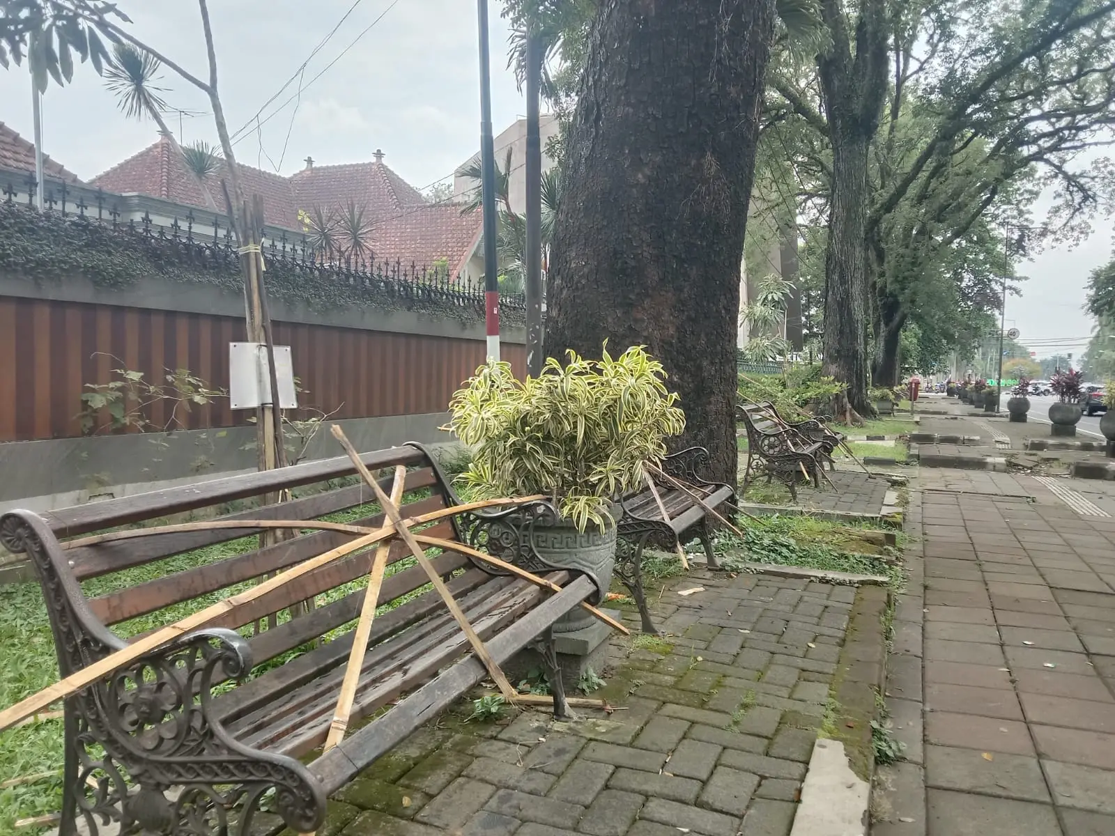 Kursi taman di ijen disegel.