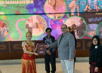 Penyerahan sertifikat kelulusan Program Sakura