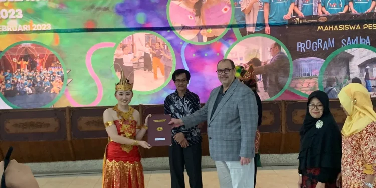 Penyerahan sertifikat kelulusan Program Sakura